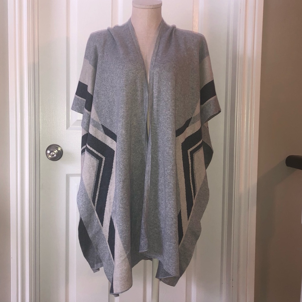 Roots Chic Geometric Gray Poncho